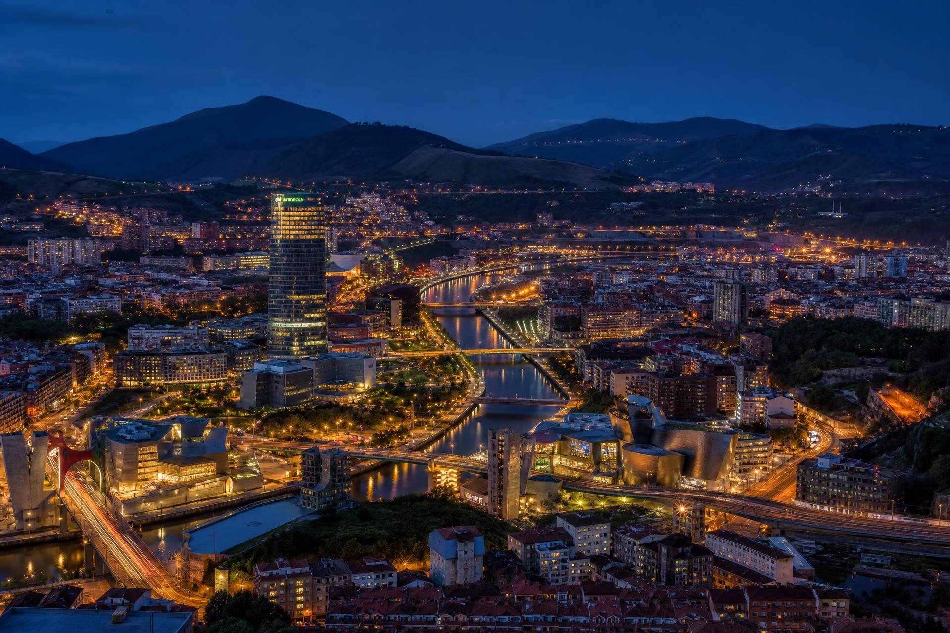 Skyline de Bilbao al atardecer